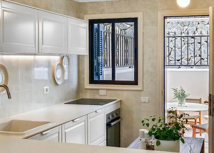 3 Bdr Detached House In Apartment *