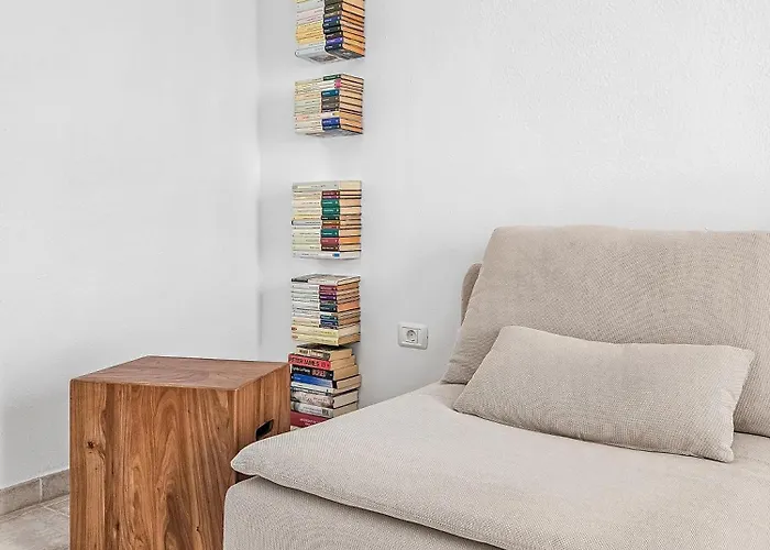 Apartment 3 Bdr Detached House In *